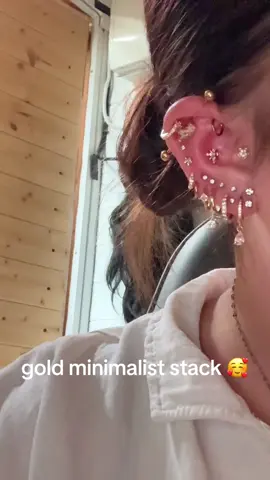 #earstack #earpiercings #piercinginspo #earstackideas #piercingideas #piercings #piercinglovers #stackedlobes #stackedlobepiercing #conchpiercing #rookpiercing #industrial #industrialpiercing #traguspiercing #midhelixpiercing #earrings #gold #hiddenhelix #earpiercing 