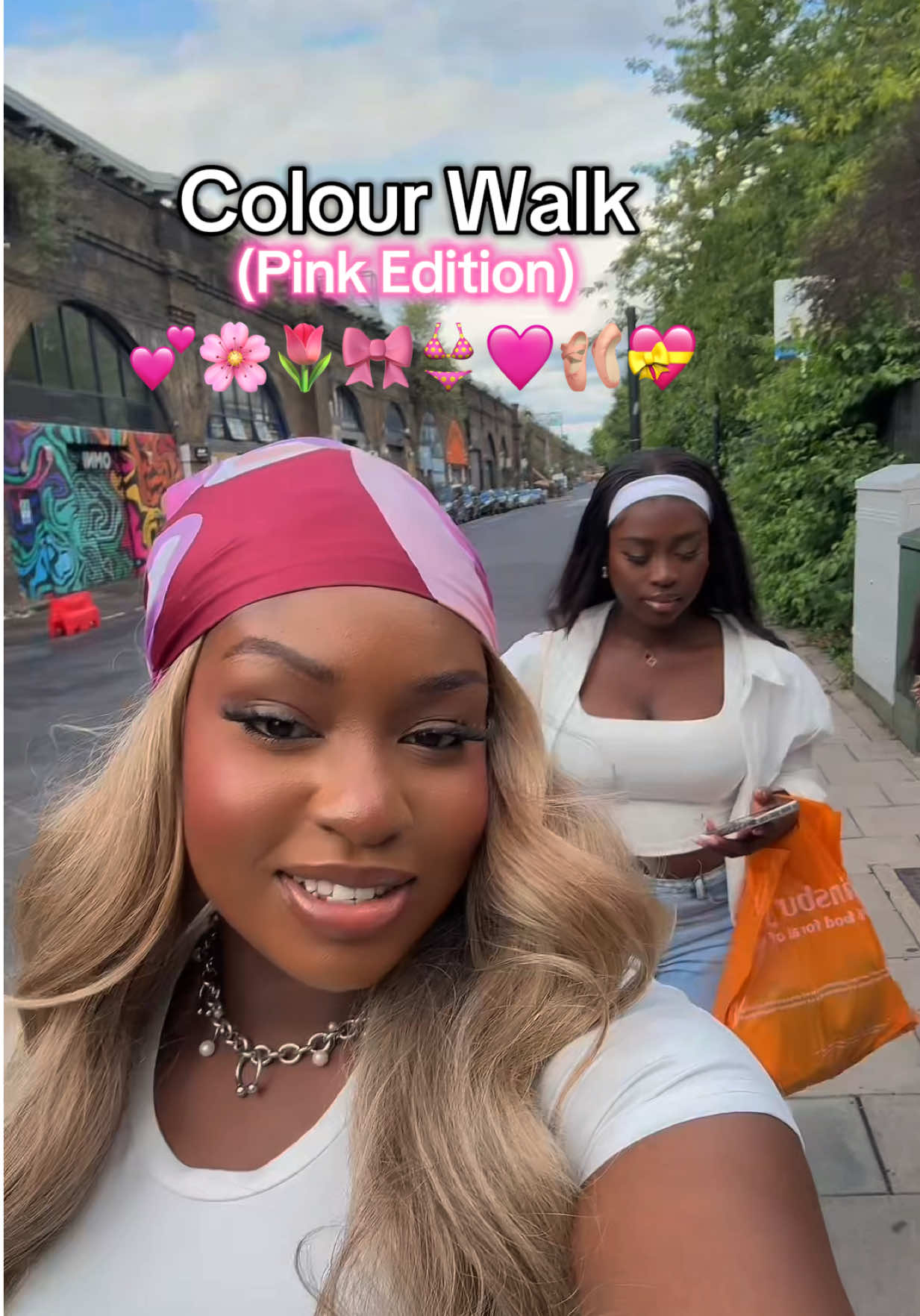Such a cute activity solo or with friends💖☺️ #colorwalk #summeractivities #walkwithme #explorelondon #romanticizeyourlife #thingstodoinlondon #wholesomemoments 