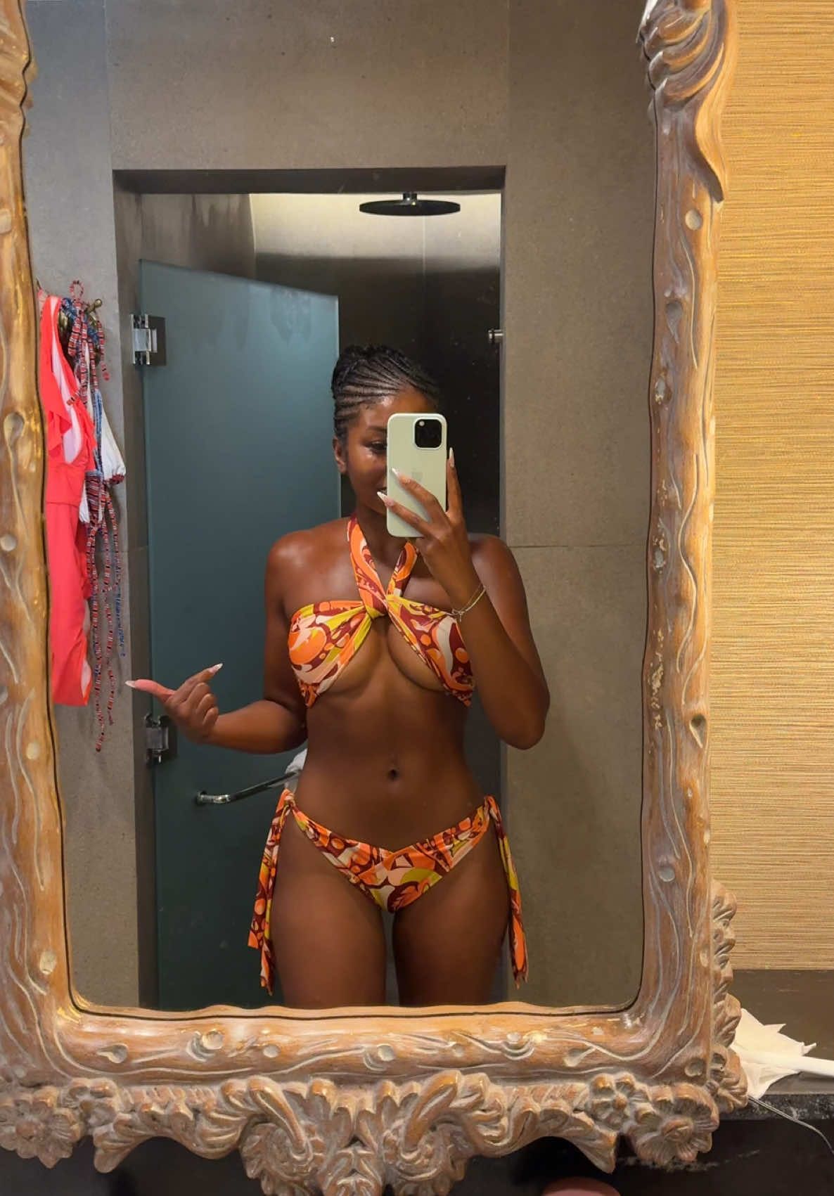 I feel like groovy Barbie in this omg