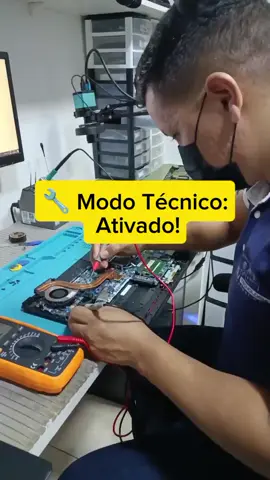 🧑‍🔧💻 Manutenção no notebook? ✅ 👶 Bebê assistindo desenho? ✅ 👨‍👧 Técnico e babá ao mesmo tempo! Vida real de quem empreende e é pai! 😅 #PaiDeTI #VidaReal #Notebook #AssistenciaTecnica #TrabalharComFilho 