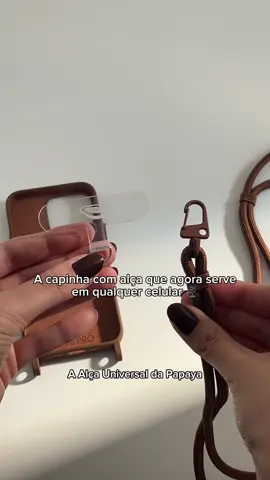 Desenvolvemos esse modelo especialmente para atender um dos pedidos que mais recebemos: uma alça que se adaptasse a diferentes marcas e modelos de celular 🧡 Vem ver tudo no site! 
