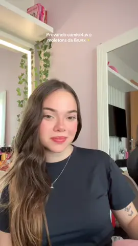 Estilosa e com aquele toque de personalidade que eu amo @Brunx Ind 🏷️HELOHPDS • A peça certa muda tudo no look, e quando o tecido é de qualidade, o resultado aparece! A Brunx é fornecedora de várias marcas conhecidas, então já sabe: é confiança na certa. • • #streetwear #moletom #camisetas #dica 