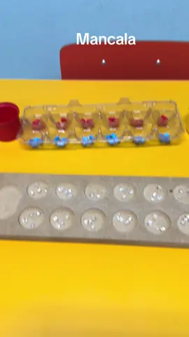 Mancala  🧠 O que é o Mancala ou jogo da semeadura? É um jogo antigo, africano, que envolve estratégia, contagem e partilha. Usa um tabuleiro com duas fileiras de 6 casinhas (ou buracos) e duas casas maiores chamadas “armazéns” ou “mancalas”, onde cada jogador guarda suas sementes (ou pedras, conchinhas etc.). O cMancala é frequentemente chamado por nomes diferentes dependendo da região, como Oware, Awale, Warri ou Ayo, entre outros São 48 sementes no total, divididas para as duas pessoas, colocando-se quatro em cada casinha no início da partida. Cada jogador tem seis casinhas. Dá para jogar com uma caixa de ovos. ⸻ 🎮 MODO COMPETITIVO – “cada um por si” 🎯 Objetivo: Colher o maior número de sementes no seu armazém (mancala). 🧩 Regras básicas: 	1.	Cada casinha começa com 4 sementes (ou 3, varia conforme a versão). 	2.	Na sua vez, escolha uma casinha do seu lado, pegue todas as sementes e distribua uma por uma, no sentido anti-horário, em cada casinha seguinte e no seu próprio armazém. 	3.	Se a última semente cair no seu armazém, você joga de novo. 	4.	Se a última semente cair em uma casinha vazia do seu lado, você captura essa semente + as da casinha oposta e coloca tudo no seu armazém. 	5.	se você está distribuindo as suas sementes e passa pelo lado do adversário, você não deixa uma semente no reservatório dele. Você “pula” o reservatório dele e segue distribuindo sementes para o seu lado, até acabarem as sementes.      6. O jogo termina quando um dos lados fica vazio. O outro jogador coleta o que sobrou do seu lado que não chegou até o reservatório, separa, esse total não é contado, só conta para efeitos de decidir quem é o vencedor, e conta só as peças do seu armazém. 	7. Ganha quem tiver mais sementes no armazém. ⸻ 🤝 MODO COLABORATIVO – “colher e ajudar o outro a colher” Esse modo é inspirado por valores de cooperação, empatia e equilíbrio. 🌱 Filosofia por trás: Não basta você colher muito. Você só vence se ambos colherem bem. A ideia é: cuidar do seu lado e também do outro, para que todos tenham abundância. 🧩 Como jogar: 	1.	O tabuleiro e as regras iniciais são iguais. 	2.	Mas não há “pegadas” ou capturas do adversário. Você nunca tira sementes do outro lado. 	3.	Seu objetivo é distribuir as sementes de modo que tanto você quanto a outra pessoa tenham jogadas produtivas. 	4.	O ideal é observar: 	•	“Se eu jogar aqui, ajudo a outra pessoa a ter sementes para jogar?” 	•	“Como podemos juntos manter o jogo fluindo e ambos colhermos bastante?” 	5.	A vitória acontece quando ambos enchem seus armazéns ou conseguem fazer o máximo possível sem esgotar o jogo rapidamente. ⸻ ✨ Aplicação terapêutica: Esse modo é usado em escolas e espaços terapêuticos para trabalhar: 	•	Cooperação 	•	Escuta ativa 	•	Planejamento conjunto 	•	Valores de justiça e abundância compartilhada #FunçõesExecutivas #Psicopedagogia #Neuropsicologia #Planejamento #empatia