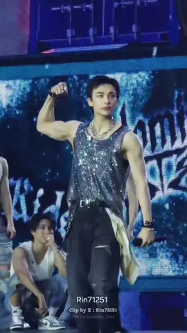 OMG!  อัพกล้ามมาขนาดนี้ ทำไมเธอขายังไม่วิ่งมางับอี๊กกก 💪🏻#Hyunjin 📸 Cr. X : Rin71251 #Straykids #dominATE_LONDON  #dominATE_EUROPE #YouMakeStrayKidsStay 