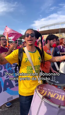 Ah que bela sexta-feira, o Bolsonaro tá de tornozeleira!!!  Cheguei no 60° Congresso da @uneoficial com mais de 10 mil estudantes e o clima é esse 🇧🇷✊🏾 #bolsonaro #tiktok #prisao #lula #politica #conune 