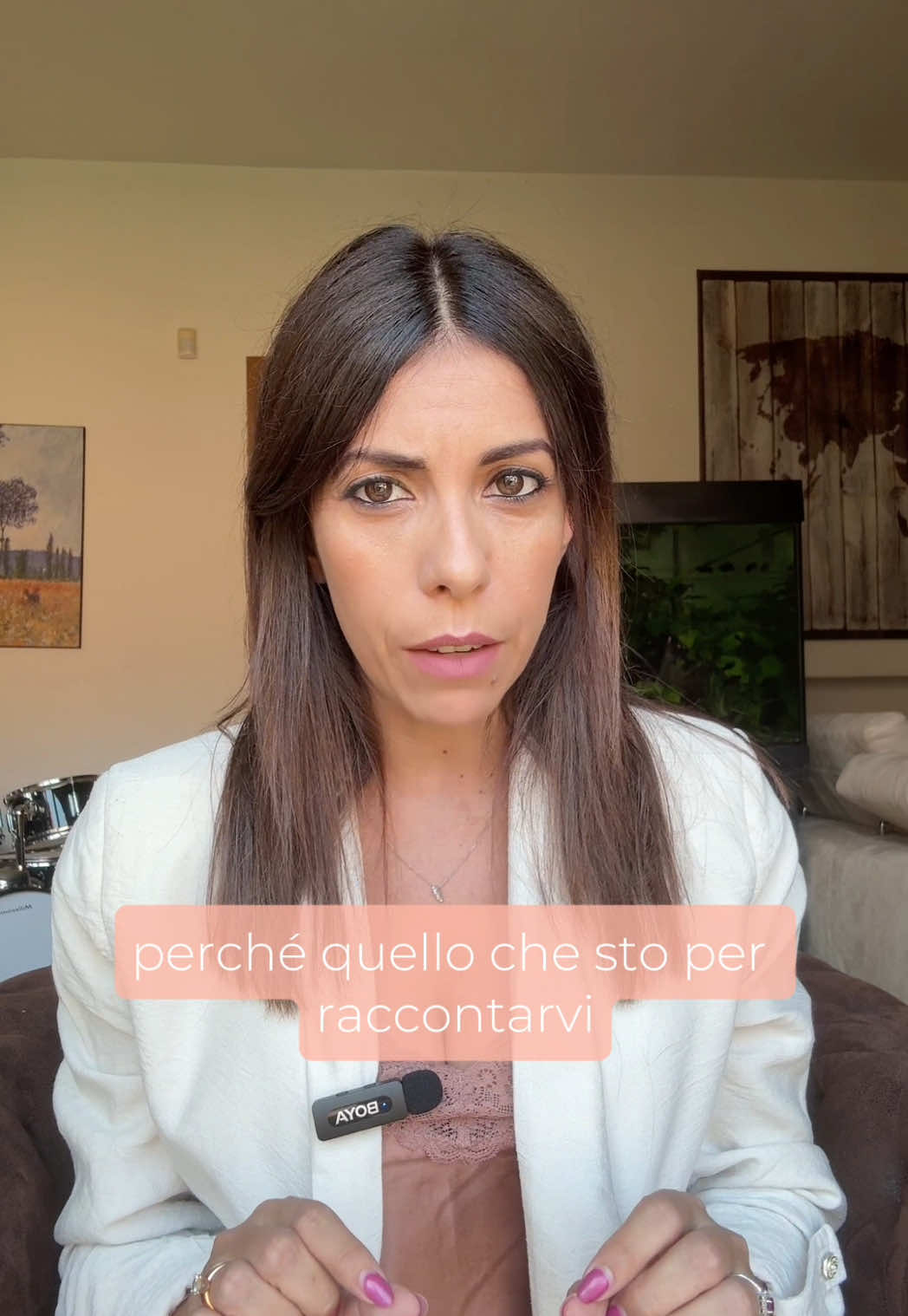 🚨 “Se non ti iscrivi al canale, tua mamma morirà di infarto davanti a te.” Sembra una minaccia uscita da un film dell’orrore, e invece è una frase rivolta a bambini di 5 anni, contenuta in un video Brainrot. 👶 Bambini che bestemmiano all’asilo. 😨 Tappe di sviluppo emotivo stravolte da ansie e paure che sembrano inspiegabili. 📲 Ragazzini minacciati da contenuti violenti, travestiti da cartoni animati. In questo video ti spiego cosa sono i Brainrot italiani, perché sono così pericolosi e come puoi proteggere i tuoi figli da questa nuova forma di manipolazione digitale. Non stiamo parlando solo di “video strani”. Stiamo parlando di contenuti studiati per aggirare il controllo genitoriale, sedurre i bambini e desensibilizzarli alla violenza e alla volgarità. Tutto questo, mentre noi pensiamo che stiano guardando “solo video buffi”. 💡 Non possiamo rincorrere ogni nuovo pericolo. Ma possiamo educare. 👉 A riconoscere. 👉 A filtrare. 👉 A pensare. Perché la vera protezione digitale comincia da qui. 📢 Condividi questo video: – Nelle chat di classe – Con altri genitori – Con educatori, insegnanti, allenatori Ogni condivisione è un seme di consapevolezza. E oggi ne abbiamo disperatamente bisogno.