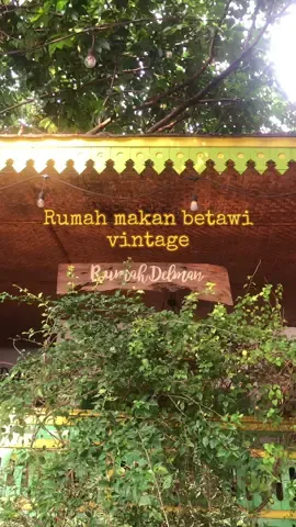 Rumah makan di rumah ala Betawi vibesnya kayak tahun 80-an! Bagian teras cocok bgt buat chill sambil ngeganyem dan ngopi, Bagian dalam banyak koleksi barang2 vintage, Bagian belakang ada sumur & pompa air jaman dulu, menarik deh! Makanan yg dijual ga jauh2 dari hidangan khas Betawi Banyak daya tarik di rumah ini, Yuk Ramein! 😁 #depok #kulinerdepok #kalimulya #cilodong #rumahbetawi #betawi #warung #warungbetawi #khasbetawi #kulinerbetawi #delman #vintage #jadul 