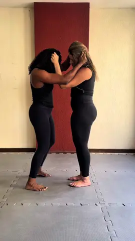 O que fazer se puxarem seus cabelos com as duas mãos?  No vídeo acima, apresento a “Raspagem balão”  uma técnica do Jiu Jitsu que consiste em inverter uma posição de quem está por baixo.  🚨Atenção! Essa técnica foi feita por uma profissional, não tente fazer isso sem orientação.  🚨Defesa pessoal é um assunto muito sério, então e importante ressaltar, que não basta só ver vídeos e treinar um golpe ou outro. Nosso corpo precisa tá resistente, e na maioria das vezes ter habilidade e coordenação. Pratiquem artes marciais! defesapessoalfeminina #defesapessoal pessoal #bjj #muaythai #selfdefense