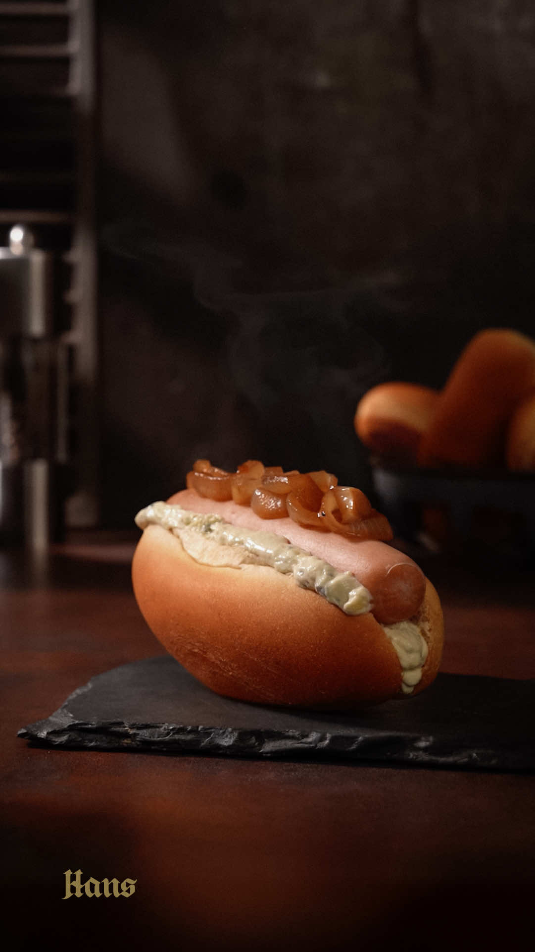 A Húngara foi a última a chegar na nossa linha de salsichas alemãs. A gente esperou. Reformulou. Testou. Porque não era só lançar mais uma. Era lançar a certa. Feita com 100% carne suína e toucinho do lombo, levemente cozida no vapor, com páprica, noz-moscada, pimenta calabresa e alho de verdade. Tem mordida firme, sabor profundo e zero atalho. Quer preparar do jeito tradicional? Ferve a água, desliga o fogo, deixa 5 min. Quer jogar na grelha? Vai fundo a casquinha crocante fica um escândalo. E se quiser um ritual gourmet, a gente sugere assim: pão macio, cream cheese com gorgonzola, cebola caramelizada. Mas o melhor jeito… é o teu. Qual é a tua forma de preparar uma salsicha de respeito? A gente tá aqui pra ouvir. E pra aprender também. Hans. Perfeição da Qualidade Alemã. 🇩🇪  #HansOficial #SalsichaHungaraHans #CharcutariaFina   #SalsichaPremium #ComidaGourmet #FoodieBrasil   #ReceitaComSalsicha #HotDogGourmet 