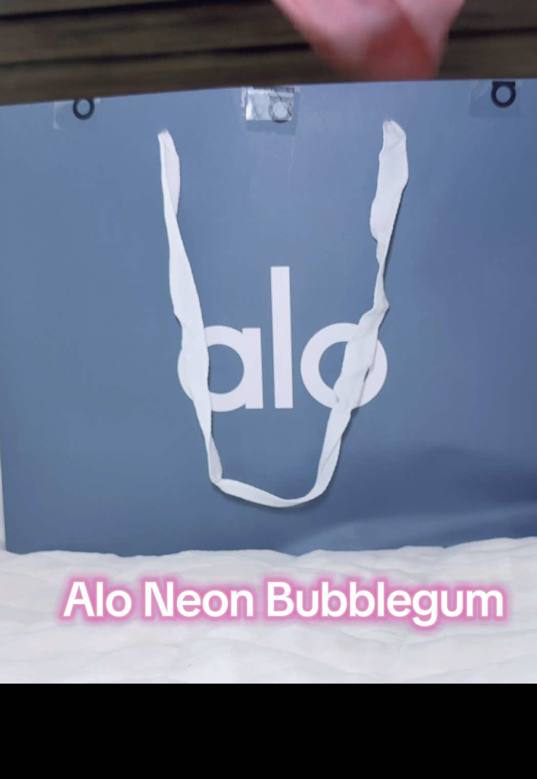 A little Alo neon bubblegum haul 😆  Thank God most of them are sold out cause I’m supposed to be saving 😂  #aloyoga #alohaul #neonbubblegum #newalocolor 