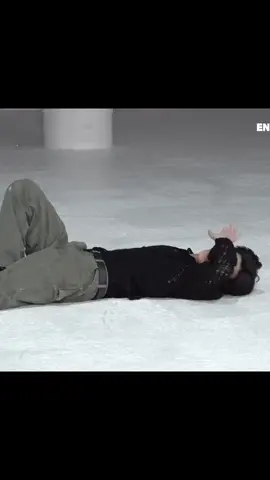look at the bottom of the feet doe [proud] jay abouta pop out with a baby in 9 months yall  #jay #parkjongseong #enhypen 