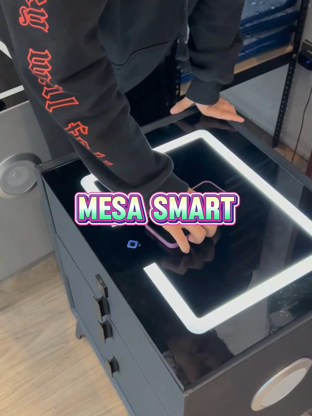 La mesa que carga tu cel, ilumina y tiene sonido. #mesa #mueble #hogar #smart