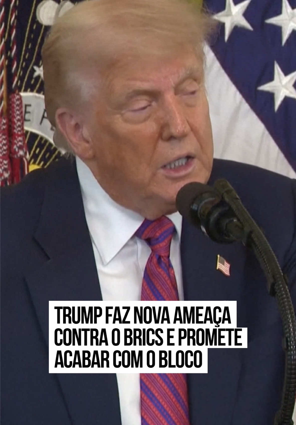 O presidente dos #EstadosUnidos, Donald #Trump, voltou a atacar o #Brics e prometeu acabar com o bloco “rapidamente”. A declaração do líder norte-americano aconteceu nesta sexta-feira (18/7), na #CasaBranca. Em discurso, Trump voltou a falar em aplicar taxas de 10% contra os países do Brics, e afirmou que suas ameaças recentes contra o bloco tiveram efeito. “Temos esse pequeno grupo chamado Brics, que está desaparecendo rapidamente. Mas os Brics queriam dominar o #dólar, o domínio do dólar, o padrão do dólar. E eu disse: qualquer um que esteja no bloco de nações do Brics, vamos tarifar vocês em 10%. Eles tiveram uma reunião no dia seguinte, e quase ninguém apareceu. Eles não queriam ser tarifados, é incrível”, disse Trump. Para o líder norte-americano, o bloco de economias emergentes ainda não está consolidado de forma “significativa”. Trump, contudo, prometeu acabar com o Brics “rapidamente”, caso isso se torne realidade. No início do segundo mandato como presidente dos #EUA, Trump já havia ameaçado os Brics. Durante a última cúpula do bloco, ocorrida no Brasil e a qual o líder norte-americano diz ter monitorado “de perto”, a retórica ofensiva aumentou. Para o presidente republicano, o bloco ameaça os interesses norte-americanos por buscar maneiras de substituir o dólar em transações comerciais internacionais. #tiktoknotícias 📹 Reuters 