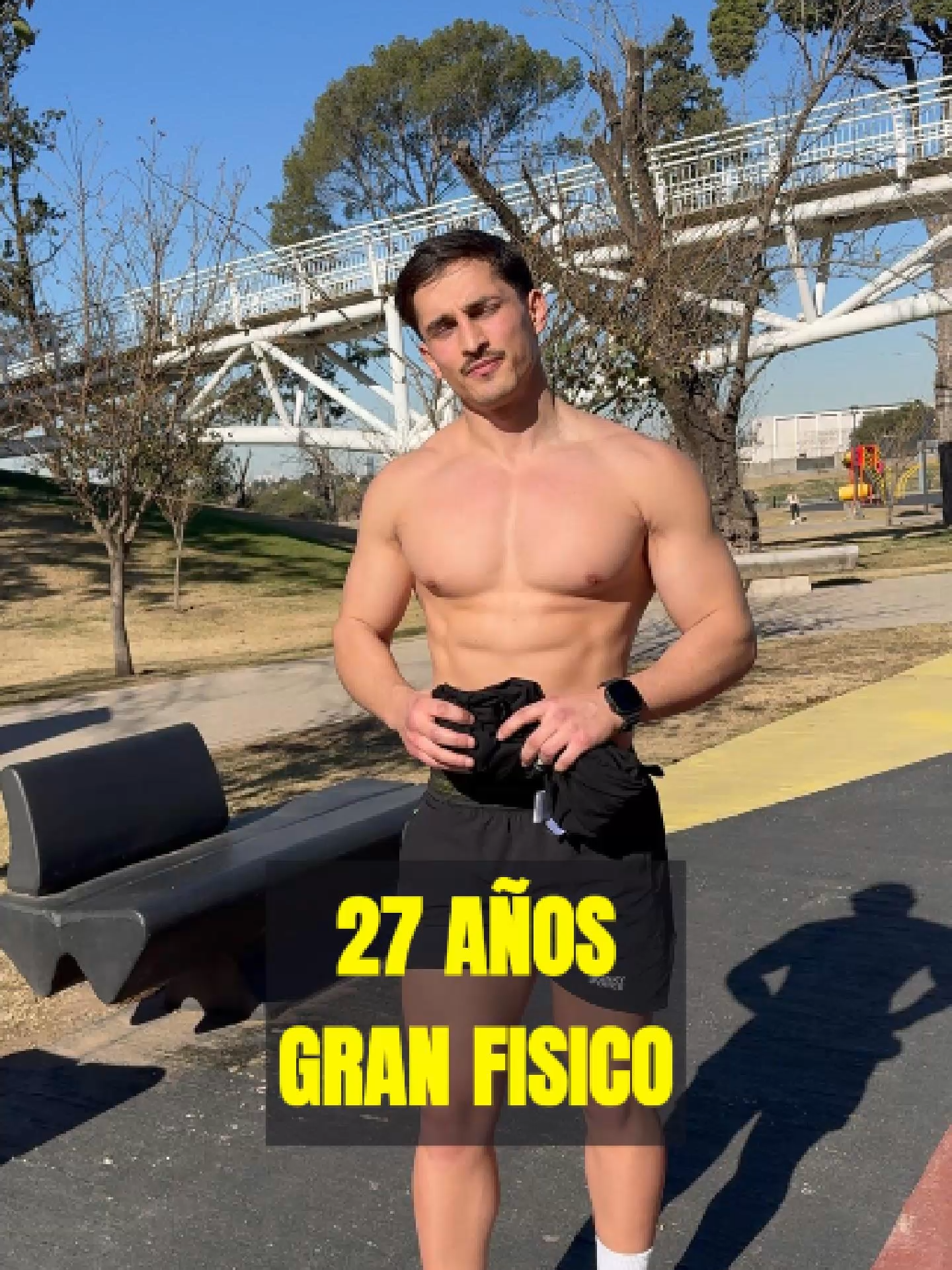 Entrevista en la calle a chico fitness de 27  años entrenador preguntándole cómo entrena y cómo se alimenta. #CharlasFit #alimentaciónsaludable #vidasaludable #entrenamiento #gimnasio #creatina #proteina #jovenfit #ﬁtness