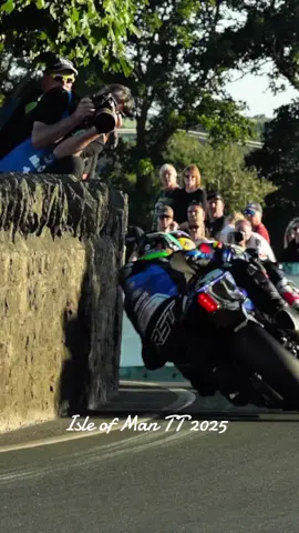 What a thrill the slow mo it's incredible, the accuracy, fenomenal. Isle of Man TT 2025 #superbike #isleofmantt #isleofman #slowmotion #bikers #gladiators #warriors #superbiker #motos #moto #motogp #motostunt #motosport #motosdeportivas #racingfans #bikers #bikestagram #bikersoftiktok #motobike 