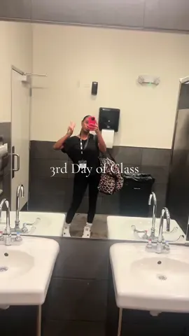 Day 3🥰 #esthetician #estheticiantiktok #estheticianstudent #beauty #grwmforschool #beautyschool #blackgirlmakeup #grwm #blackgirlesthetician #memphis 