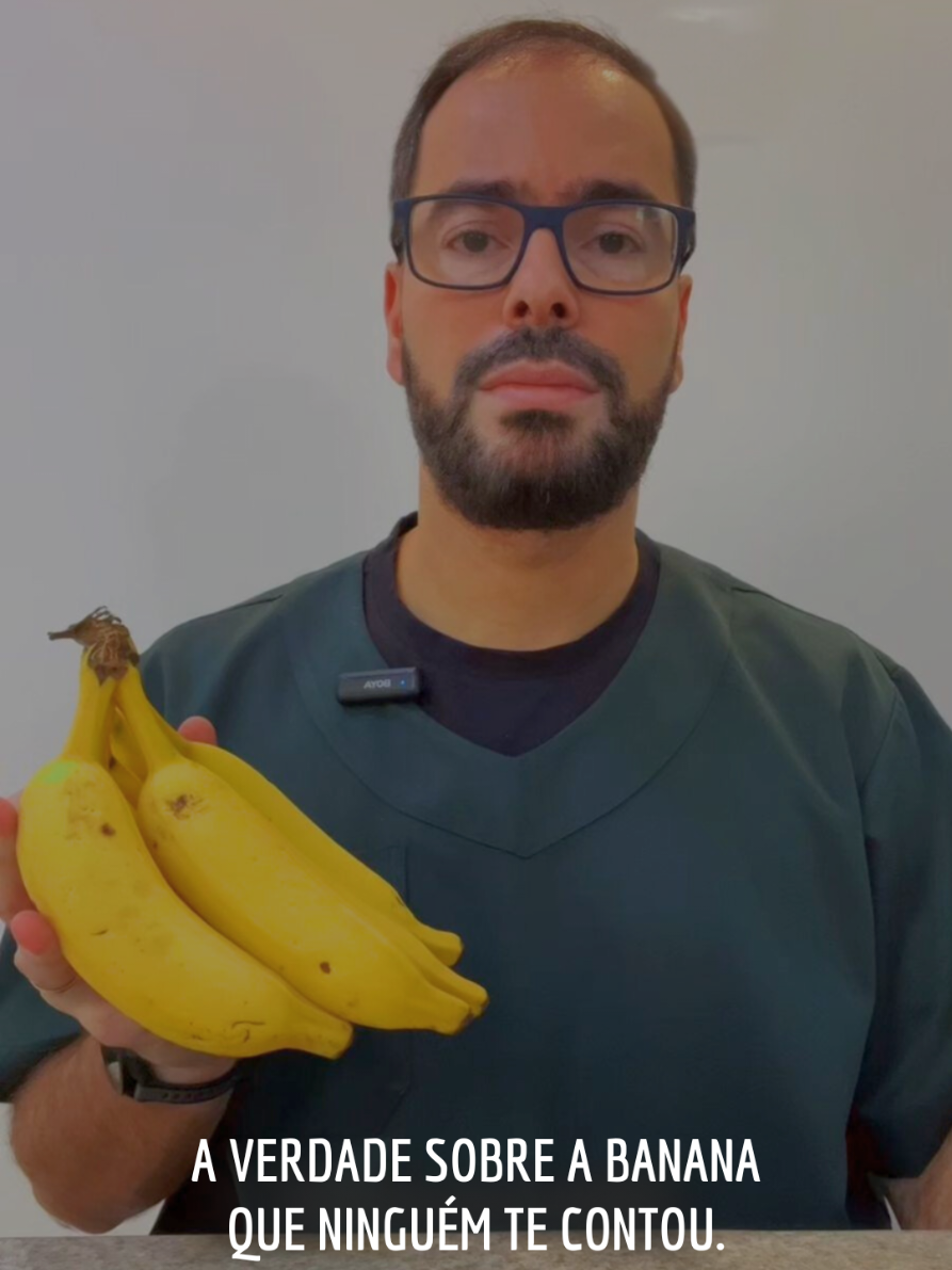“Banana engorda?” Essa é a pergunta que assombra muita gente… Mas a verdade é outra: banana não engorda, banana cuida de você. 👉 Protege o coração com potássio. 👉 Melhora o intestino com pectina. 👉 E ainda te dá mais felicidade com o triptofano. Sim, é fruta. Sim, tem açúcar. Mas o problema nunca foi a banana — foi a forma como te ensinaram a comer. Quer aproveitar tudo de bom dessa fruta sem medo? ⚠️ Evite banana em jejum ou no jantar. ✅ Combine com proteína ou gordura boa (tipo iogurte ou pasta de amendoim). Isso evita picos de glicose e ainda turbina os benefícios. 📌 Salva esse post pra lembrar depois. 💬 Comenta aqui se você é #TeamBanana ou se sempre teve medo dessa fruta. 📤 Compartilha com quem acha que fruta engorda! ⠀ 🍌 E me segue se você quer aprender a emagrecer com equilíbrio, ciência real e liberdade alimentar. ⠀ 👨‍⚕️ Eu sou o Dr. Luciano Quinellato, e eu te ajudo a emagrecer de forma definitiva — sem medo da comida e sem sofrimento. #BananaFazBem #DescomplicandoOEmagrecimento #NutrologiaInteligente #DrLucianoQuinellato #FrutaNãoÉVilã #EmagrecimentoComEquilibrio #SaúdeReal #ComerSemMedo