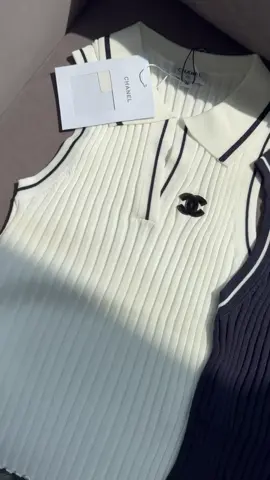 Sleeveless. Collared. Chanel perfection 🤍🖤 Classy with a twist — très chic! 🇫🇷 #ChanelTop #ChanelStyle #QuietLuxury #FrenchChic #DesignerLook #OOTD #TikTokFashion #2025Trends #LuxuryFashion #ItGirlVibes #ChanelVibes #HighFashion #MinimalChic #StatementTop #FashionTok #ChanelOutfit #ElegantStyle #LuxuryLook #IconicStyle #styleinspo 