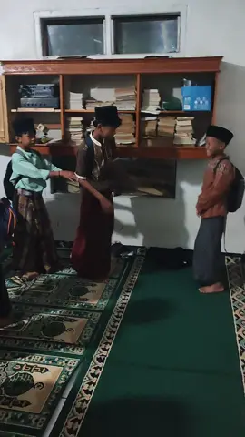 Perpisahan Rafli, salahsatu anak terbaik Babah yang hari ini akan berangkat pesantren, Juara Umum di pangaosan Babah, nyungkeun doa tisadayana, mdh2an Allah beri kesehatan, ilmu yg bermanfaat dan betah di pesantrennya, aamiin
