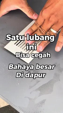 Part 21 | Jangan anggap sepele! Lubang ventilasi di pintu penyimpanan tabung gas bisa jadi penyelamat rumah dari bahaya ledakan. Kalau kamu pakai kabinet dapur tertutup buat nyimpan gas, WAJIB kasih lubang angin ya. Fungsinya? Biar sirkulasi lancar dan gas gak ngendap di dalam. #interior #kitchen 