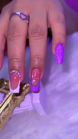 ✨ UÑAS LILAS CON EFECTO AZÚCAR ✨ French delicado, brillo sutil y ese toque glow que las hace únicas 💜 Perfectas para lucir elegantes y diferentes 😍 ¡Ven a Tecámac Centro y hazlas tuyas! 📍 Esmeralda García Studio & Academy 📲 5568667634 #UñasLilas #EfectoAzúcar #FrenchBrillante #EsmeraldaGarcíaStudio #NailsTecámac #esmeralda #tecamac 