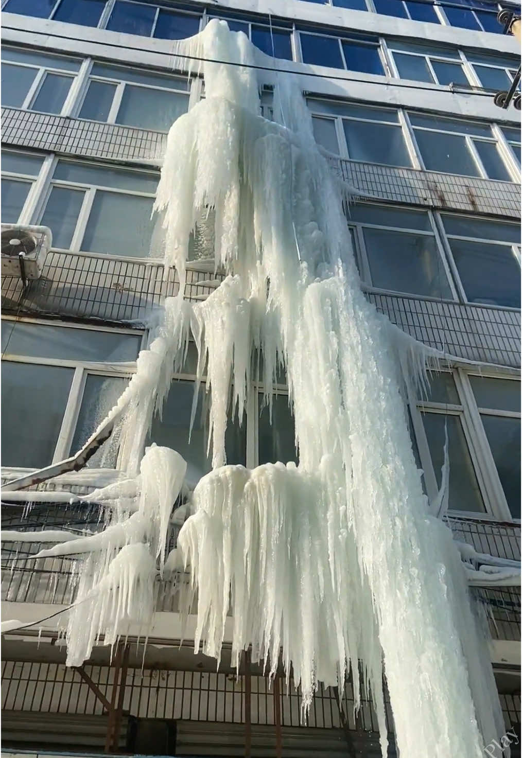 A frozen world #satisfying #ice #asmr #fyp #oddlysatisfying 