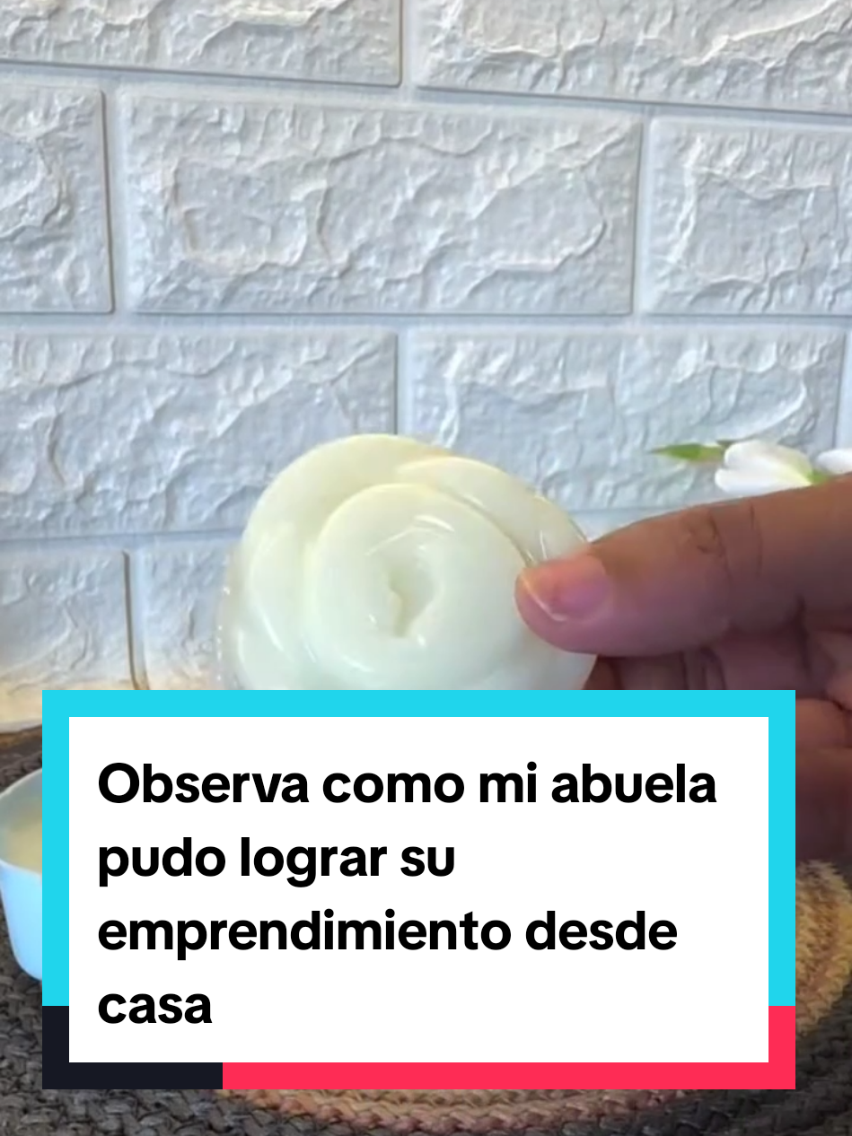 🌾 Receta completa del jabón de arroz: ✅ Ingredientes: - 500 grs de glicerina  - 4 cucharadas de arroz molido - 2 cucharadas de aceite de almendras o coco - 1 cápsula de vitamina E ✅ Preparación: - Primero vas a cortar la glicerina en cubos pequeños y derrítela a baño maría  - Una vez líquida, añade el arroz en polvo, el aceite y la cápsula de vitamina E mezclando bien - Vierte la mezcla en moldes de tu elección y deja reposar por aproximadamente 2 horas  - Desmolda y tendrás un jabón listo para usar! 🧼 . . Si quieres aprender a elaborar jabones artesanales para iniciar tu emprendimiento desde casa, únete a mis dos clases online sin costo, dónde te enseñaré desde cero el paso a paso para lograrlo! . Comenta YO QUIERO y ve al enlace de mi perfil para unirte ahora mismo antes de que se acaben los cupos! 👩‍🏫 . . . #jabonesdeglicerina #jabonespersonalizados #negociodejabonesartesanales #jabonesartesanales #emprendedesdecasa #jabonesnaturales #jabonescaseros #emprendeconjabones #jabondearroz #naturalsoap 