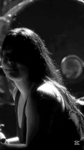 La Melancolía de la Pérdida en 'My Immortal' de Evanescence La canción 'My Immortal' de Evanescence, banda conocida por su estilo que combina el rock alternativo con elementos de música clásica y gótica, es una balada emocional que explora los temas del dolor, la pérdida y el recuerdo. La letra refleja la intensidad de los sentimientos que permanecen después de que una persona importante se ha ido, ya sea por una ruptura, una muerte o una separación. La voz de la cantante Amy Lee, cargada de emoción, transmite la sensación de estar abrumada por recuerdos persistentes que impiden que las heridas sanen. La narradora de la canción expresa cómo los recuerdos de la persona amada siguen presentes, atormentándola y evitando que encuentre paz. La repetición de las líneas 'When you cried, I'd wipe away all of your tears' y 'When you'd scream, I'd fight away all of your fears' muestra la profundidad de la relación y el compromiso que tenía con el ser querido. Sin embargo, a pesar de su dedicación, la narradora se encuentra sola, incapaz de superar la ausencia de la otra persona. La canción también toca la dificultad de aceptar la realidad de que la persona amada ya no está presente. La línea 'I've tried so hard to tell myself that you're gone' revela un intento fallido de convencerse de que debe seguir adelante. La presencia del ser querido es tan fuerte que, aunque físicamente ausente, sigue teniendo un impacto significativo en la vida de la narradora. 'My Immortal' es un reflejo de cómo el amor y el dolor pueden dejar una huella indeleble en nuestras vidas. #alberock #evanescence #myimmortal #rockalternativo #hardrock #metalgotico #parati 