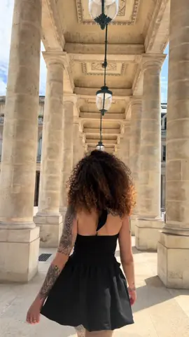 A Palais Royal é uma atração gratuita e encantadora para você conhecer em Paris! 🌿✨ Um lugar cheio de história, com jardins lindos e colunas icônicas que rendem fotos incríveis. E o melhor: não precisa pagar nada para visitar! 🇫🇷💫 #ParisTrip #PalaisRoyal #DicasDeParis #RoteiroEuropeu #TravelInspiration