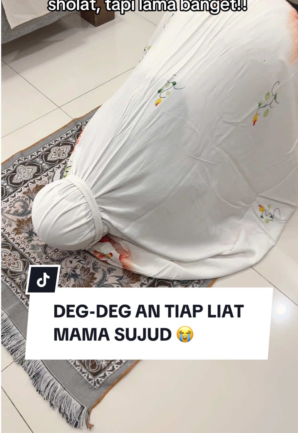 Deg-deg an tiap liat mama sujud 😭 #denayawear #fyp #viral #tiktokviral #tiktoktrend #ootdfashion #kaosmurah #kaoskeren 