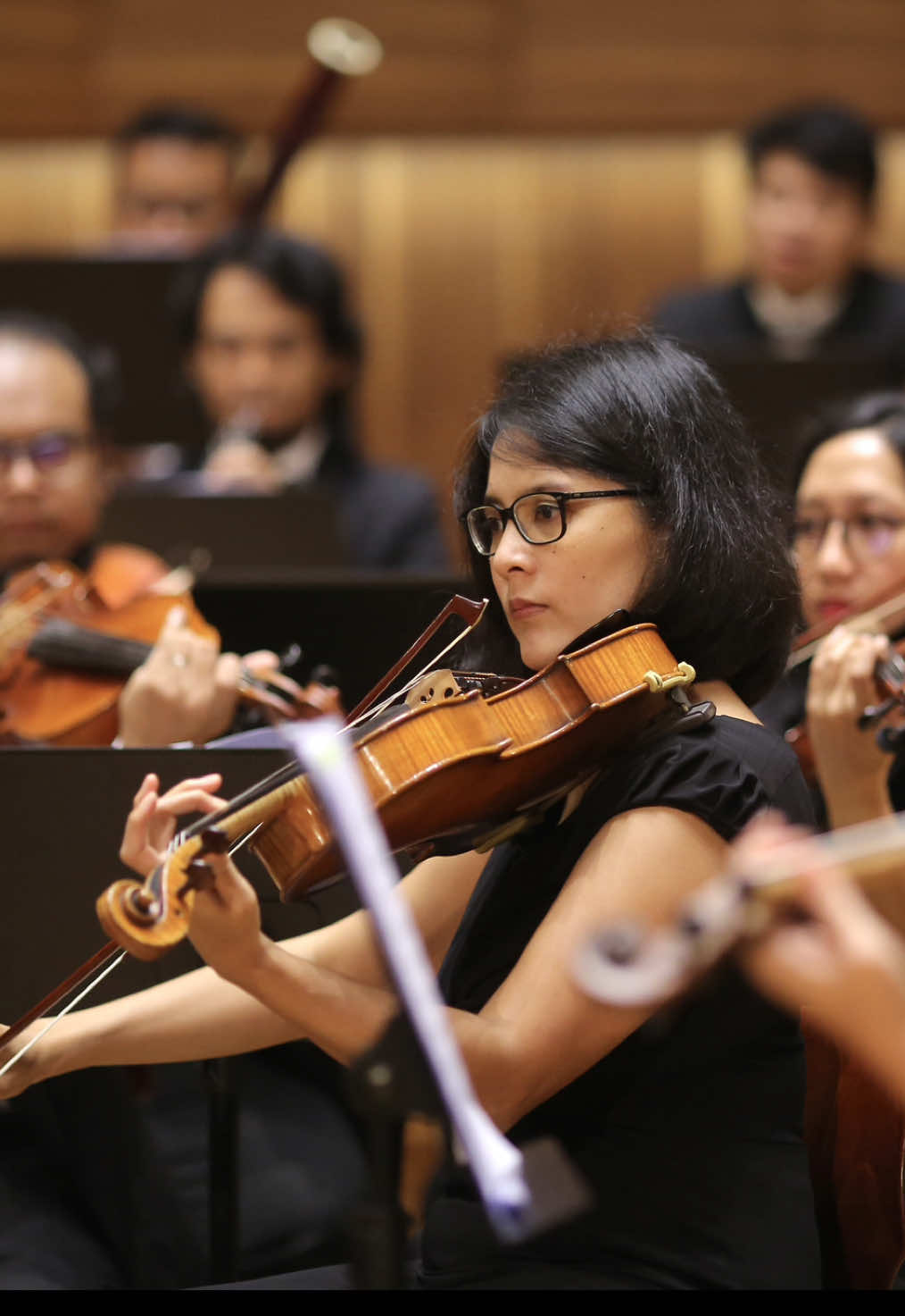 The fourth movement of Mendelssohn’s Symphony No. 5 (“Reformation”) concludes with a triumphant and resolute affirmation of faith, centered around the powerful chorale “Ein feste Burg ist unser Gott” (“A Mighty Fortress Is Our God”) by Martin Luther. Following the bold statement of the chorale, Mendelssohn introduces a tightly constructed fugue based on a vigorous, rhythmically driven subject derived from the chorale theme. The fugue intensifies the musical tension and showcases Mendelssohn’s mastery of counterpoint, building momentum through imitation and development across the orchestra. Don’t miss our next concert on September 27th at 4:30 PM at Aula Simfonia Jakarta, performing pieces by Beethoven, Schumann & Schubert! Book your tickets through our website (www.ymai.org/ticket) or click the link in our bio! 🎻 #magicfaithhistory #amadeussymphonyorchestra #mendelssohn #symphony5 #allegromaestoso #allegrovivace #fugue #classicalmusic #concert #konser #orchestra #orkestra #ymamadeusina #aulasimfoniajakarta #jakarta #indonesia 
