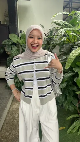 kalo nggaa kemeja gombrong yaa cardigan nyaman gini ajah luv 😗🫶🏻 #OOTD #outfitcheck #hijab #feminineenergy 