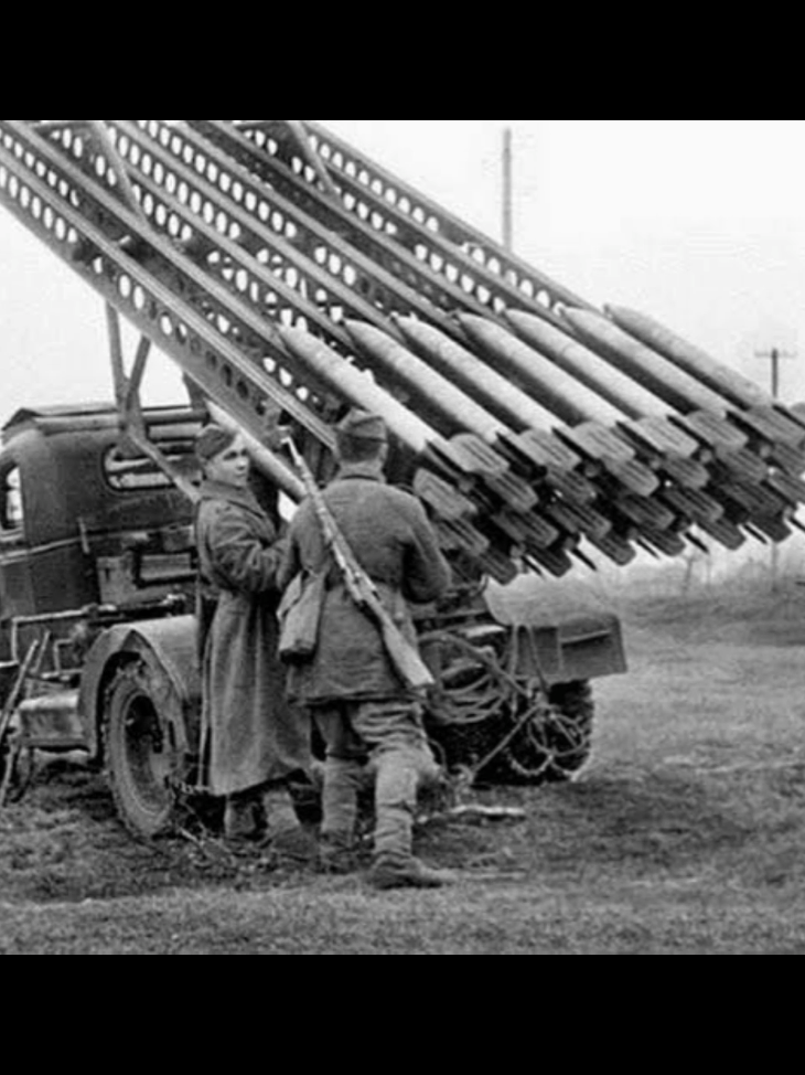 Katyusha(bahasa Rusia: Катюша) adalah sistem peluncur roket berganda (Multiple Launch Rocket System/MLRS) yang digunakan oleh Uni Soviet selama Perang Dunia II. Sistem ini menjadi salah satu senjata artileri paling ikonik dalam sejarah militer. Ciri-ciri Katyusha: 1.Peluncur Roket Berganda (MLRS):      - Dapat menembakkan beberapa roket secara beruntun dalam waktu singkat.      - Umumnya dipasang pada truk atau kendaraan lapis baja untuk mobilitas tinggi. 2.Jangkauan dan Daya Hancur:     - Roket 132 mm dengan jangkauan sekitar 5–8 km (tergantung model).      - Efek psikologis besar karena suara desingan yang khas (