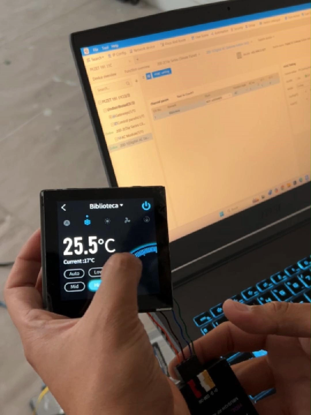 ❄️ Integración total: un sistema de aire acondicionado VRV/VRF conectado directamente a nuestros paneles domóticos HDL. El control del clima ahora es inteligente, preciso y elegante, todo desde una sola interfaz. 💡 Tecnología eficiente, elegante y totalmente integrada con SPAUTOM.  #SmartHome #Automatización #hogarinteligente #domotica #automatizaciónperú #Perú #Lima#fyp #fouryou