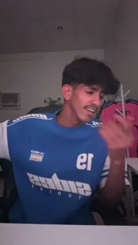 @بدر المطيري🇸🇦 حكم بدر ههههههههههه ولعيونه هالرقصه