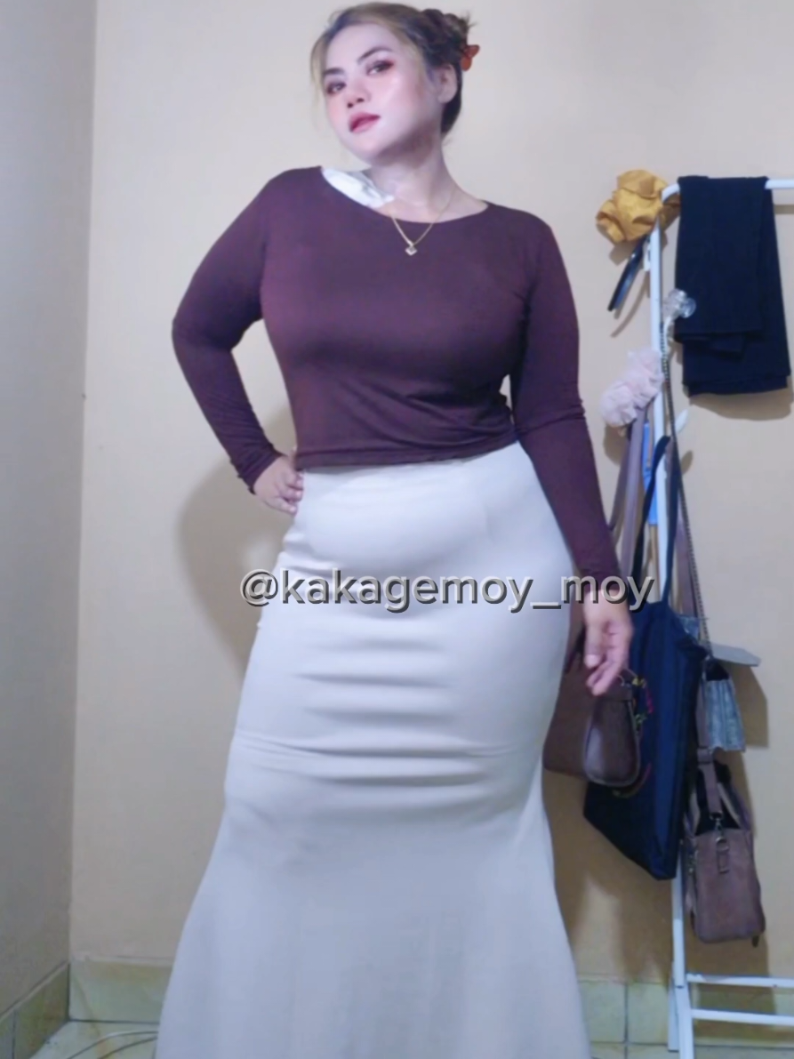 hai gaes baju dan rok yg aku pakai ada di keranjang kuning ya  rok nya model duyung ya,jadi cakep banget,cocok banget buat kita yg gemoy2 🤗 #rokduyung  #atasanbigsize  #rokbigsizewanita 