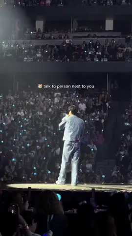 Lucu banget seokjin nyruh army interaksi sma army sampingnya tapi malah di kira ke dia  Seokjin nyanyi running wild  #kimseokjin #seokjin #armybts #bts_official_bighit #jinbts #runjin #fypシ 