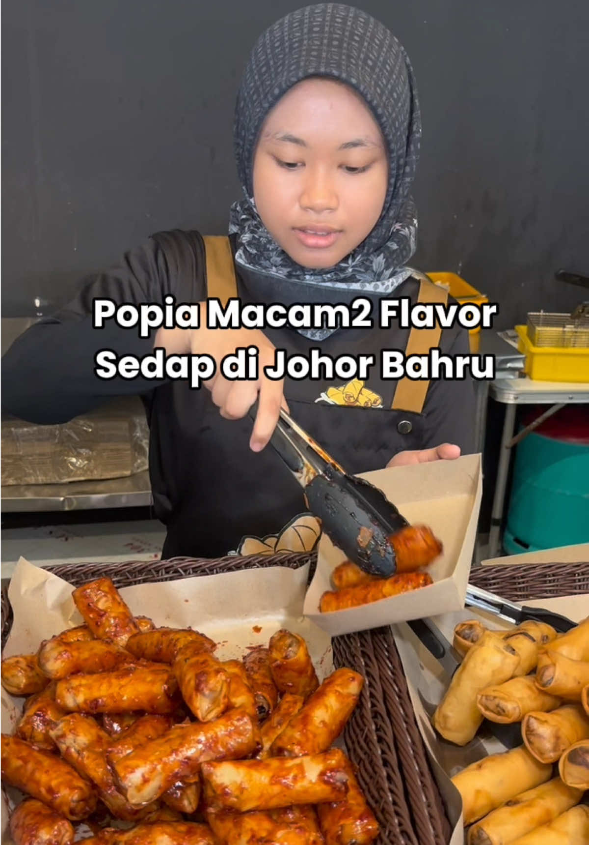 Bestnya dapat makan Popia macam2 Flavor ada kat sini! Paling best dia punya Popia Sira dgn Popia BigMac dia! Korang boleh terus ke @PeraaKitchen di Taman Pulai Utama, Skudai Johor #wawanfoodie #foodtiktok #foodhunting #MakanLokal #foodreview #foodietiktok #johorbahru #makansedapjohor #makanviraljb 