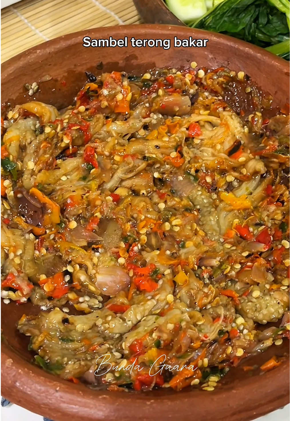 Sambel terong bakar pakai terasi cheff vir4l yang masaknya super duper luar biasa cemplung cemplung tp gk pernah ggal daann ini terasinya pun gk ggal. Uwenakkk gurih 🤤 #sambelterongbakar #masakanrumahan #terasikingabdi #resepsimple #bundagaara 