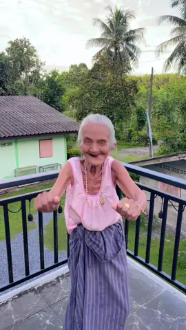 กิจกรรมเข้าจังหวะของยาย #ยายคลิ้งวัย96ขวบ #ประธานคลิ้ง #หลานยายคลิ้ง 