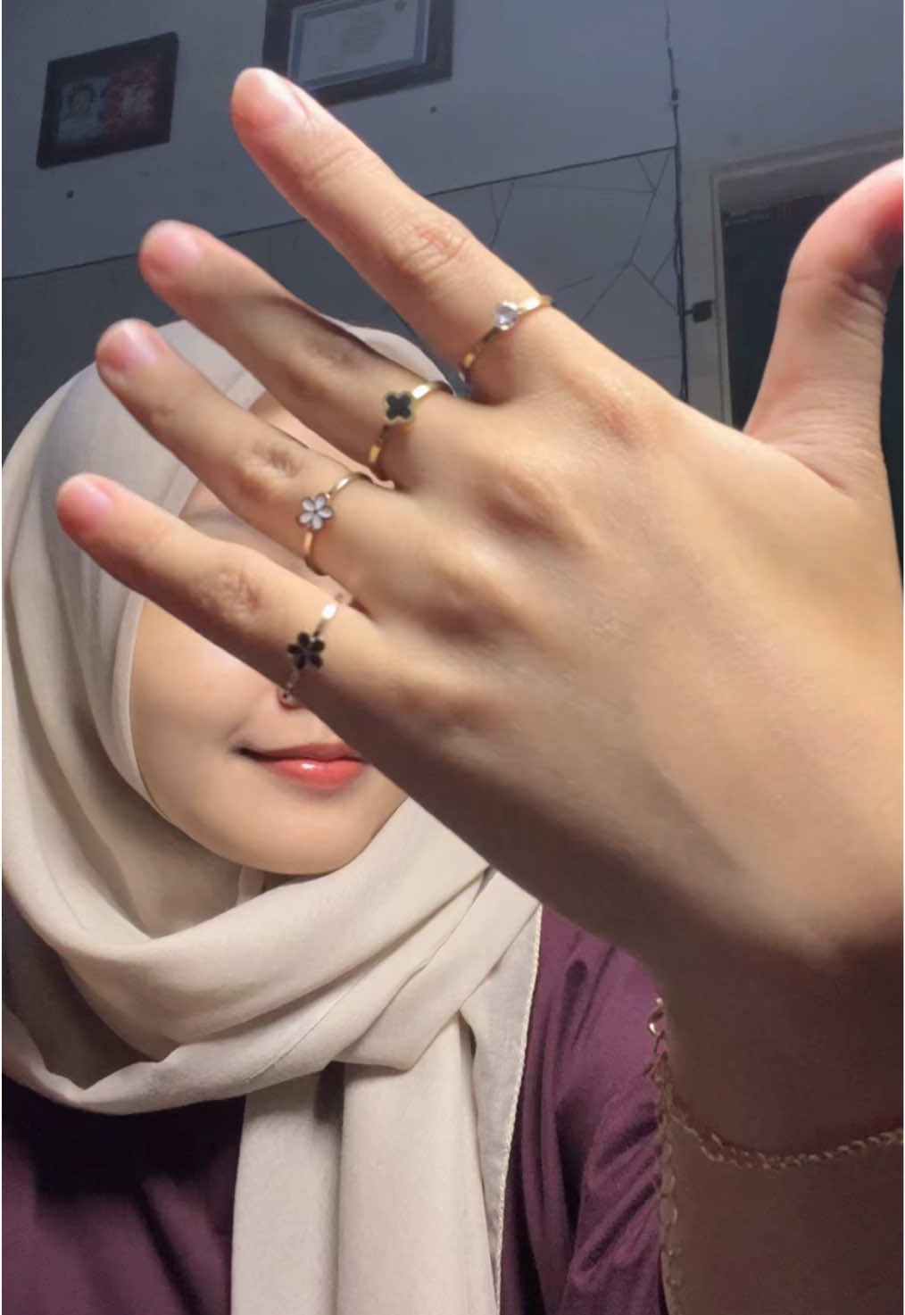 fshion wanita yang gak boleh ketinggalan di tangan🤩 #antikarat #cincintitanium #gelangtitanium #asesoris #fashion #fypシ゚ 