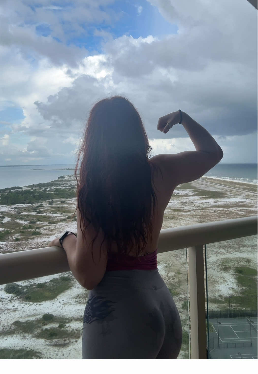 rare bicep flex 🐲 (it was raining when i filmed this :0) #gymgirl 