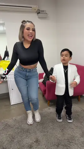 Ezequiel uniéndose a la locura de Dame un besito con la hermosa @Mackeily Lujan oficial #dameunbesito #labellaluzoficial @Orquesta La Bella Luz Oficial @BellaLuzClubdeFans 