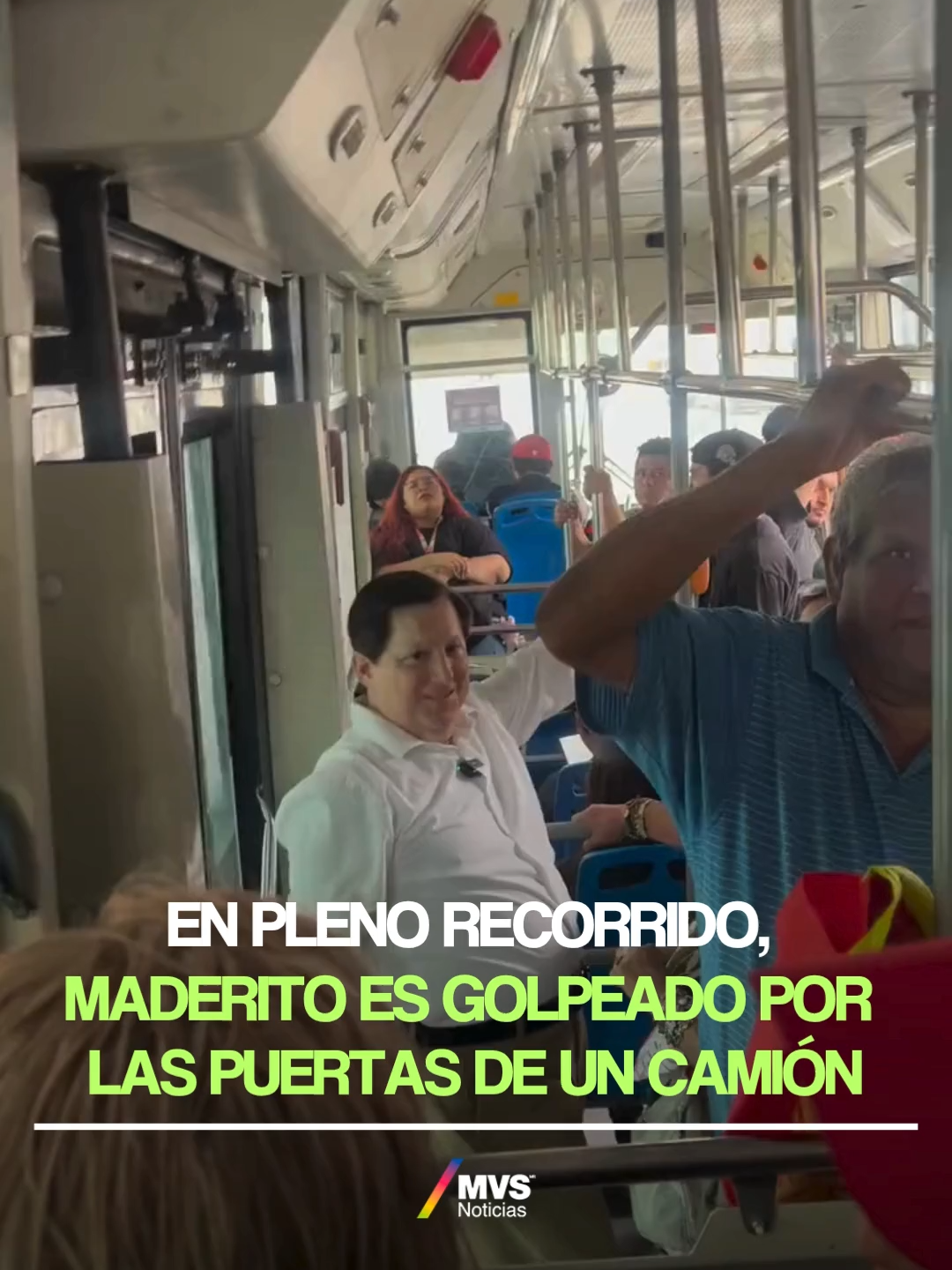 😅 ¡Aguas con la puerta!   Mientras se encontraba en un camión grabando contenido, Adalberto Madero mejor conocido como 'Maderito' fue víctima de la puerta de la unidad, que se abrió hacía adentro, y terminó golpeándolo. ➡️Este momento quedó grabado por el usuario @kevinmedran0 quien captó la confusión de Maderito al ser 
