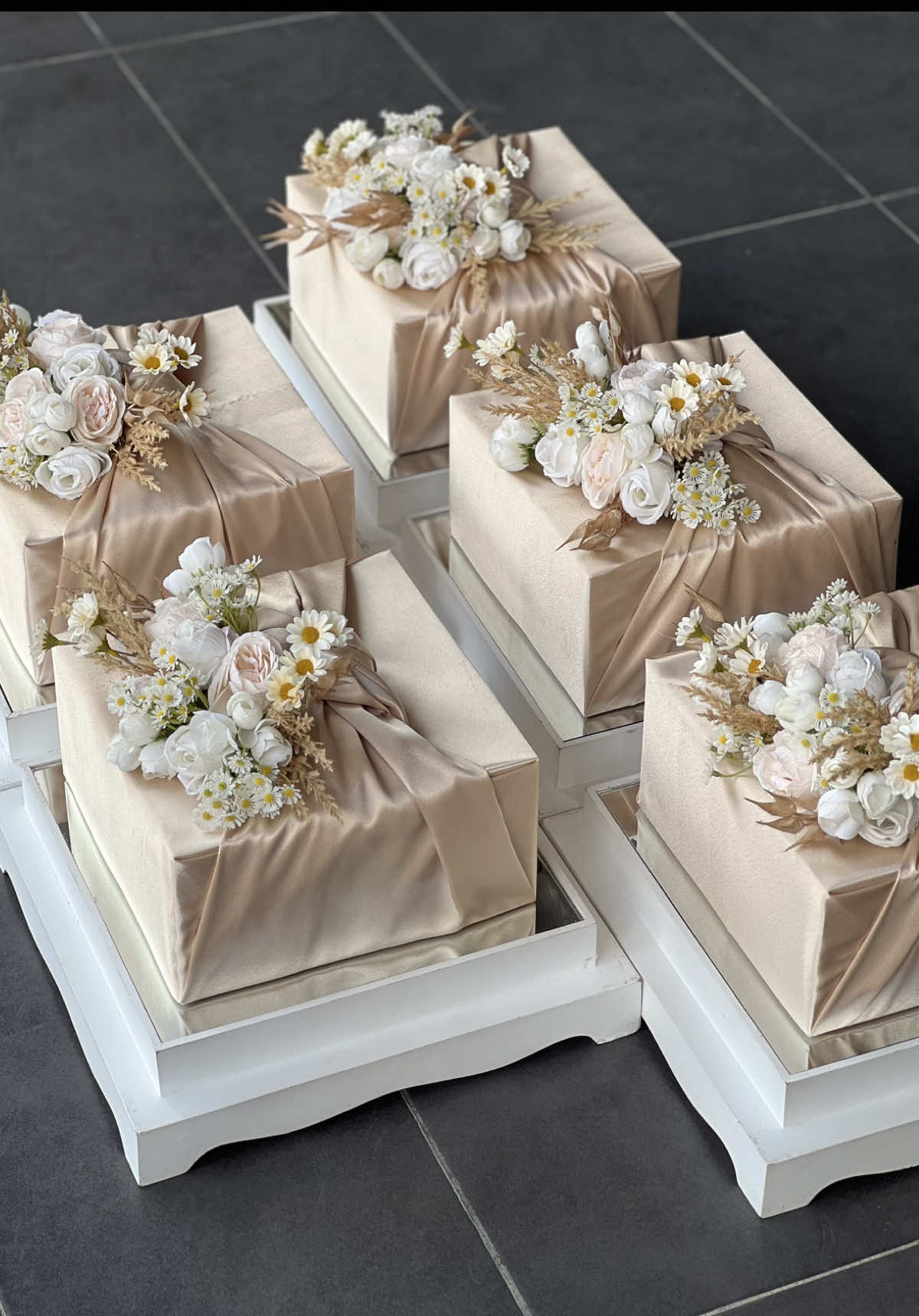 Alhamdullilah ... Rezeki dr Allah Tempahan Hantaran Set Sewa  Hantaran Hidden Theme Nude Gold , Champagne & White with Bunga Artificial  5 Set Dulang Hantaran White Square - Hidden Hantaran & Bunga Artificial #hantaranjohor #hantaranjohorbahru #hantaran #hantarankahwin #hantaranekslusif #hantaranbajet #perkahwinan #hantaranjb #hantaransewa #hantaranpernikahan #hantarantunang #hantaranhidden #hiddenhantaran #sewahantaran #johor #jb #fyp #fyp #foryourpage 