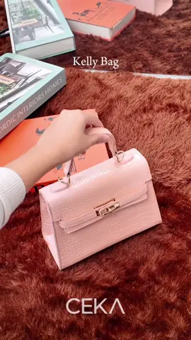Kelly bag! Si best seller yang modelnya bener-bener timeless dan punya banyak warna-warna cantik👀🤍 #TasWanita #PastiCeka 