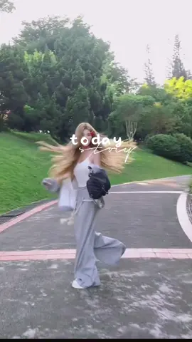 Basic nhưng vẫn đủ khác biệt ✨ Phối gì cũng ra chất streetwear! Quần unisex màu xám phối dây thừng độc đáo – phong cách đường phố Hàn Quốc. Chất nỉ mềm, ống rộng dễ phối đồ. Must-have item cho tín đồ streetwear cá tính. QuanJoggerDayThung #JoggerPhongCachLa #StreetwearStyle #OOTD2025 #UnisexOutfit #QuanOngRongTikTok #HackDangHackCaTinh #LookbookNu2025 #BasicButCool #QuanXamMustHave #fyp #trend 