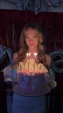 Вся в блесточках😵‍💫😵‍💫😵‍💫😵‍💫И под звук чуть опаздывает #деньрождения #тортсблестками #др 
