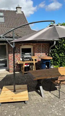 Anleitung ⬇️ Schirmständer selber bauen 🛠️ Man hat mich das genervt! Jedes Mal wenn ich den Schirm verstellen wollte, musste ich erstmal die Gehwegplatten rausnehmen - jetzt habe ich eine smarte Lösung. ☺️ Was sagst du zu der Idee? 😳 Schreib es gerne in die Kommentare 🛠️ Jetzt kommt die Anleitung, aber speichere das Video erstmal ab: 1. In der Breite des Schirmständers eine Balkenkonstruktion bauen. Zum verbinden habe ich das Pocket Hole System von Kreg genutzt. 2. Bretter von an Seiten als Verkleidung befestigen. 3. Den Schirmhalter von oben auf die Balken schrauben  4. Unten drunter 4 Rollen mit Schrauben befestigen 5. Die 4 Platten einsetzen  6. Die Bretter von oben auf die Konstruktion schrauben, für den Schirm eine Rundung ausschneiden  7. Alles nochmal mit einem Exzenterschleifer und 120er Körnung abschleifen und anschließend mit Holzlasur für außen behandeln 8. Schirm aufstellen, @kreg.europe und @tobis_handcraft für weitere Projekte folgen 🛠️ #DIY #craft #woodwork #handcraft #schirm    