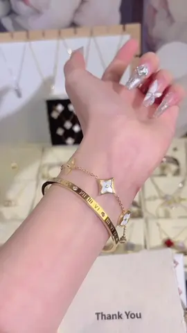 Vòng tay Lệ Vi cỏ 4 lá 2 màu gold và bạc . Mix set siêu xinh . Cj em nhanh tay nạ🥰🥰titan không đen gỉ#vongtitankhongri #xuhuong2025 #viraltiktok #xuhuongtiktok #viralvideo 